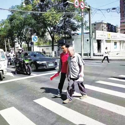 蘭州志愿者用辛勤和汗水共同維護(hù)文明的交通秩序